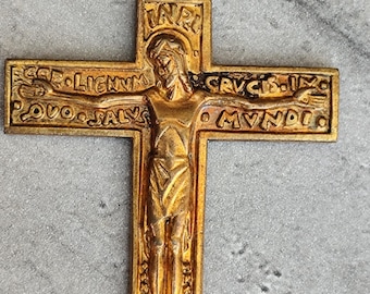 Antik guldpläterad metallkrucifix - Vintage religiöst hänge "Ecce Lignum Crucis" - Kristet andaktsföremål - Patinerat religiöst kors