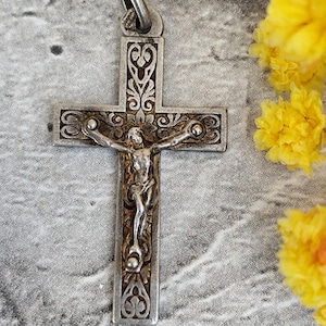 silberfarbener religiöser Kreuzanhänger