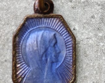 Pequeño colgante antiguo, Aparición de Lourdes, Esmalte azul, Medalla devocional católica vintage