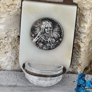 Antigua pila de Santa Teresa de Lisieux en mármol