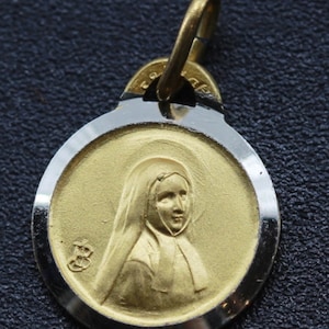 Antike religiöse Medaille der Jungfrau Maria von Lourdes in goldener Farbe
