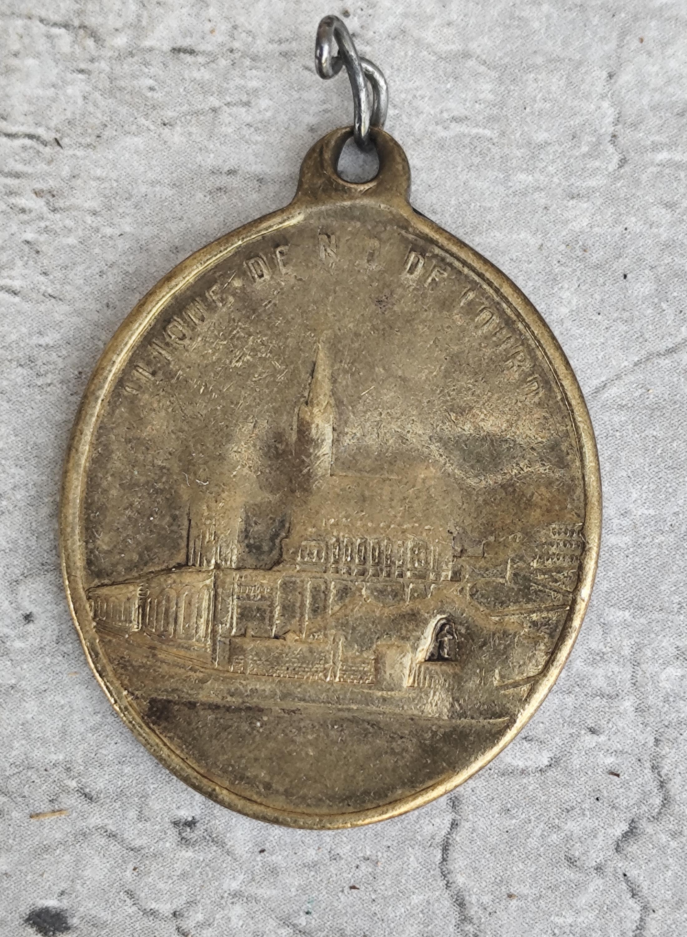 Médaille Religieuse Ancienne – Notre-Dame De La Délivrande, Laiton, France