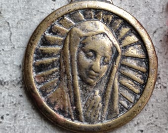 sällsynt religiös medalj av Jungfru Maria av Lourdes i mässing