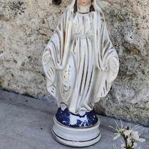 Kleine antike Marienstatue aus weiß-goldener Keramik / Religiöse Vintage-Figur