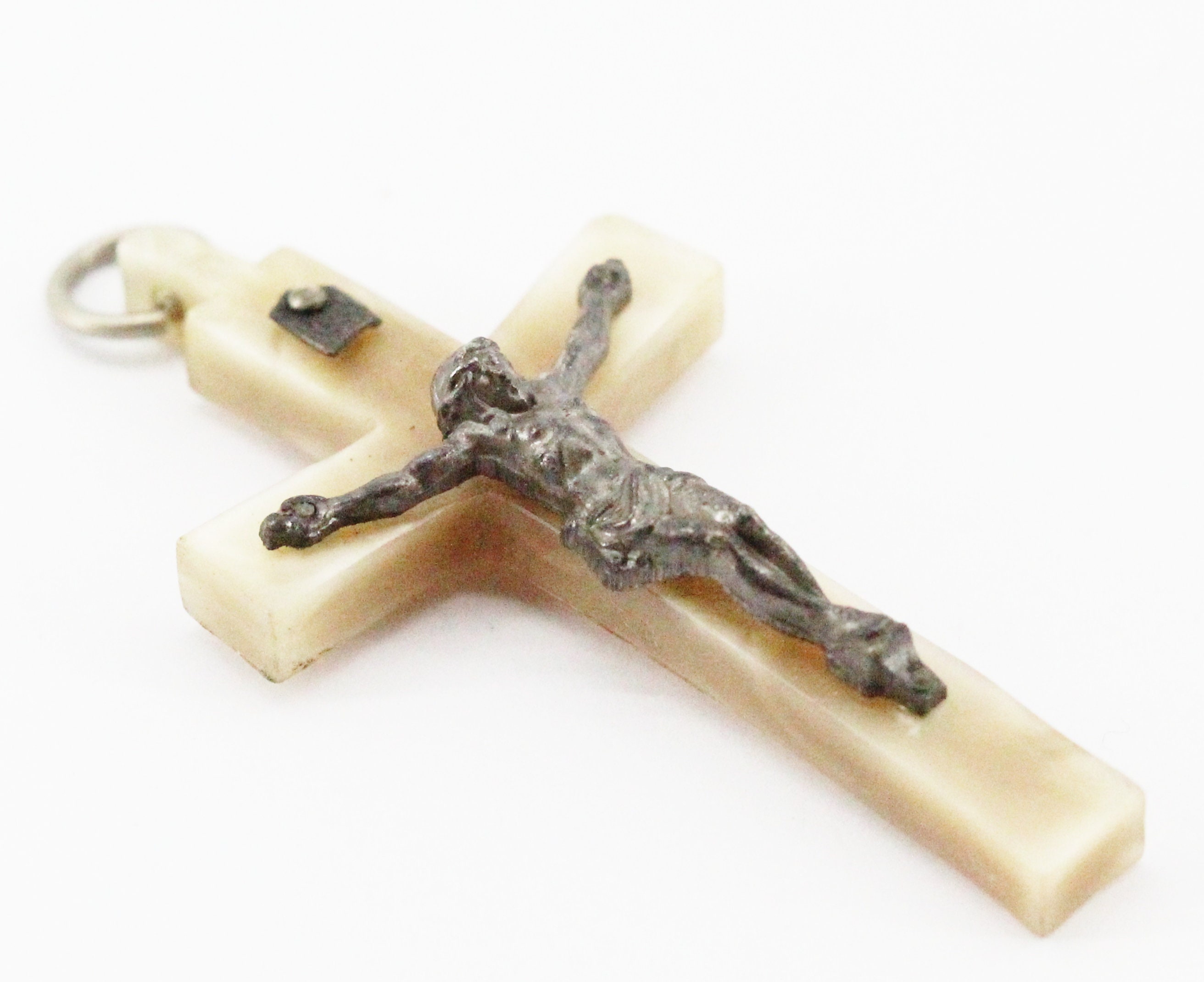 Rare Ancienne Croix Pectorale en Bakélite