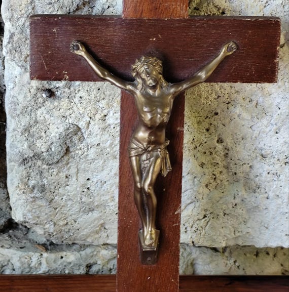 イエス・キリストの磔刑を描いた、珍しい大きな木と金属でできた壁掛け