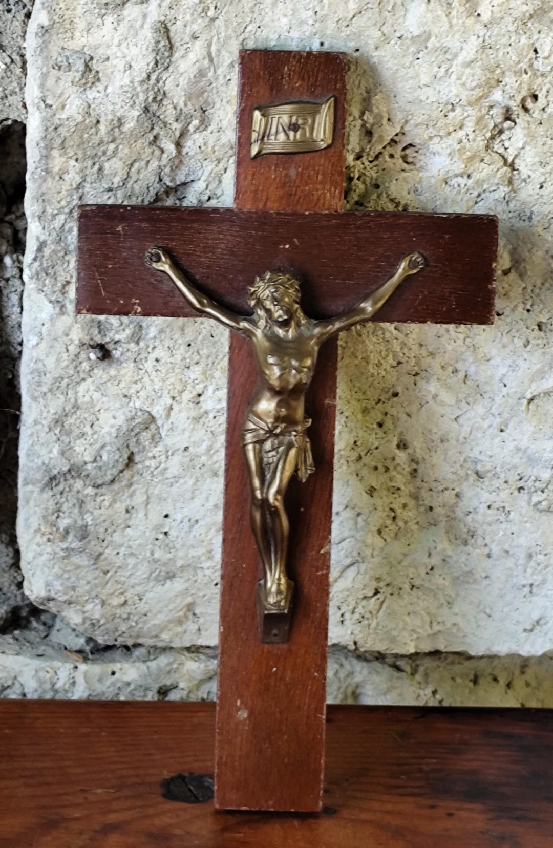 珍しい大きな十字架の十字架像。木と金属で壁に取り付けられたイエス