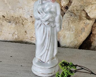 Estatua religiosa antigua de la Virgen María realizada en porcelana.