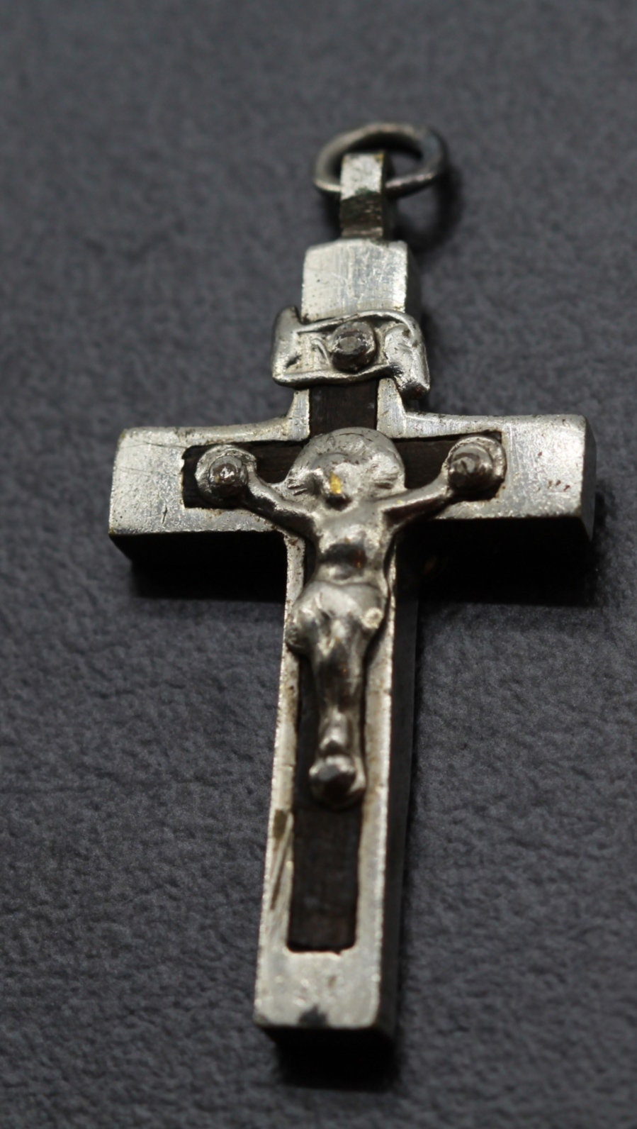 Ancienne Croix Pectorale en Ébène avec Un Étui de Lourdes