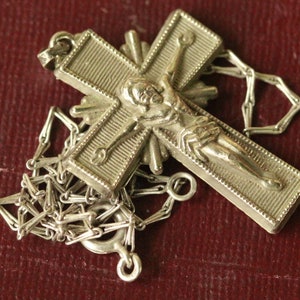ancienne croix religieuse avec chaîne