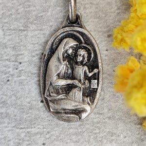 Scapular medal
