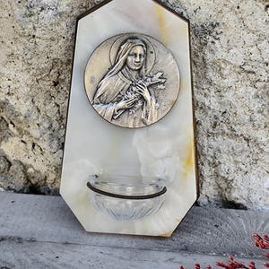 Pila de agua bendita de mármol antigua de Santa Teresita firmada por Karo