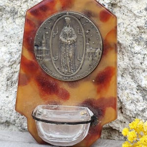 Rara y antigua pila de agua bendita de Nuestra Señora de Pontmain