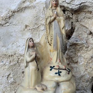 Antiga estátua religiosa de Lourdes em gesso