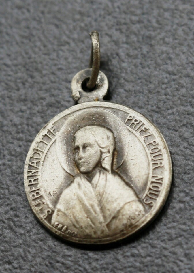 Médaille Sainte Bernadette Par Karo