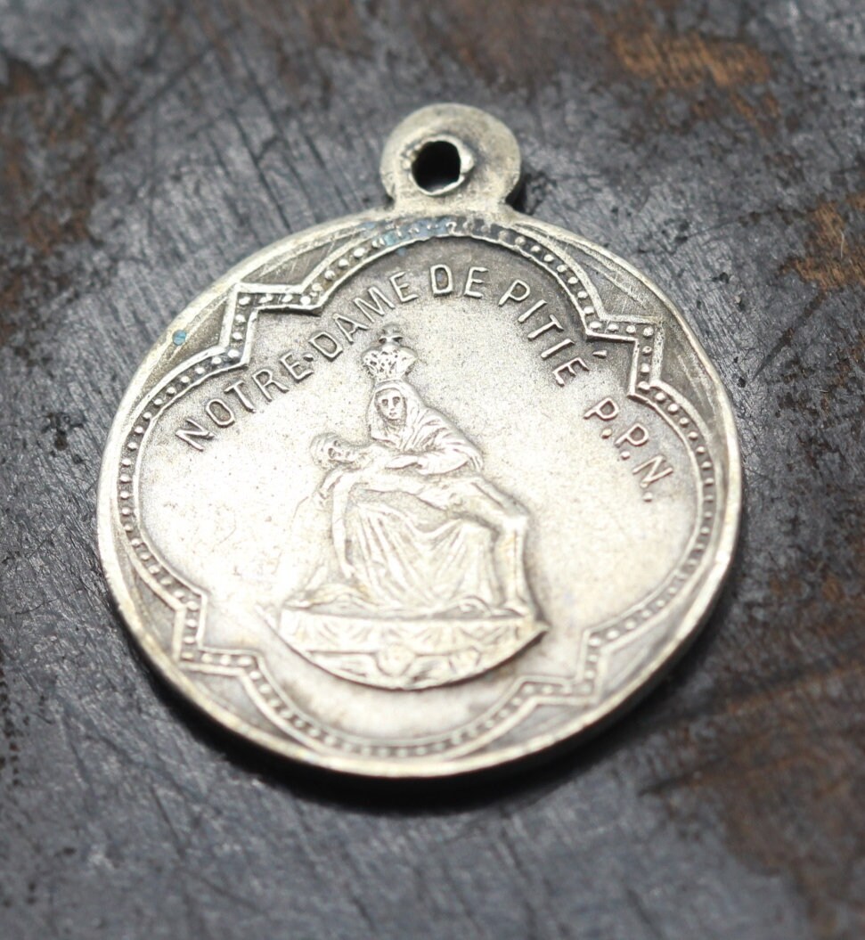 Rare Médaille Notre Dame de La Pitié