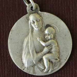 rare Medal Virgin Mary and the child and the pope piusXI medal