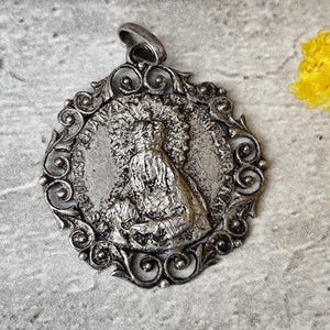 Rara medalla religiosa antigua de la Virgen María Nuestra Señora de la Esperanza de la Macarena en color plata