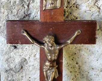 イエス・キリストの磔刑を描いた、珍しい大きな木と金属でできた壁掛け