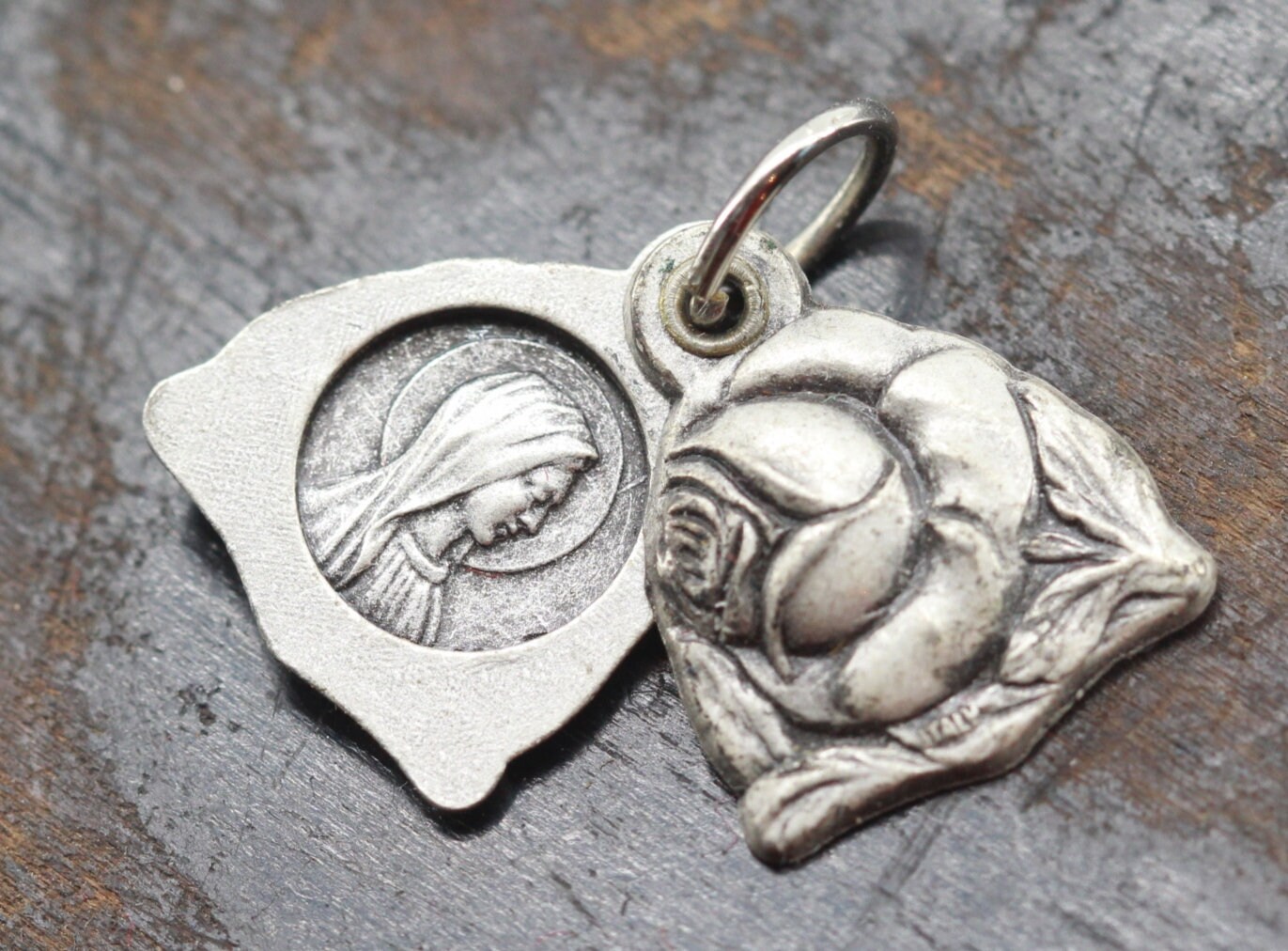 Pendentif Rose Ouvrant Vierge Marie