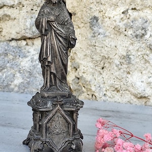 jesus christ statue