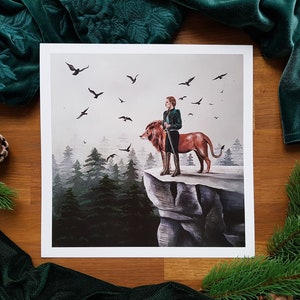 Kunstdruck Ritterin im Fantasywald | Mystisches Wandbild mit Kriegerin und Löwe