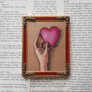 Dipinto originale “Mano con cuore” – miniatura su carta kraft, 7 × 9 cm, di Melina Lebel