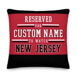 Könnte beinhalten: Rotes und schwarzes Kissen mit dem Text "RESERVED FOR CUSTOM NAME TO WATCH NEW JERSEY".