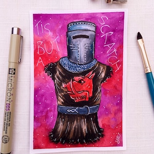 Könnte beinhalten: Aquarellmalerei eines Ritters in Rüstung mit einem roten Schwein auf der Brust. Der Hintergrund ist ein rosa-violetter Aquarell-Wasch mit weißen Flecken. Der Text "Tis but a scratch" ist in Weiß auf der rechten Seite des Bildes geschrieben.