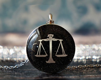 weegschaal van rechtvaardigheid, advocaat sieraden, advocaat geschenk, advocaat ketting, rechten student, weegschaal ketting
