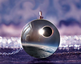 eclipse solar, joyas de eclipse, joyas celestiales, joyas de sol, colgante de eclipse