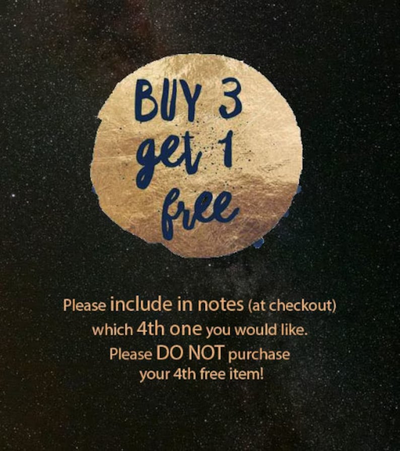 Puede incluir: Un c&iacute;rculo dorado con el texto "BUY 3 get 1 free" en texto negro. Debajo del c&iacute;rculo hay un texto que dice "Por favor, incluye en las notas (al finalizar la compra) cu&aacute;l quieres como cuarto. Por favor, NO compres tu cuarto art&iacute;culo gratis!"