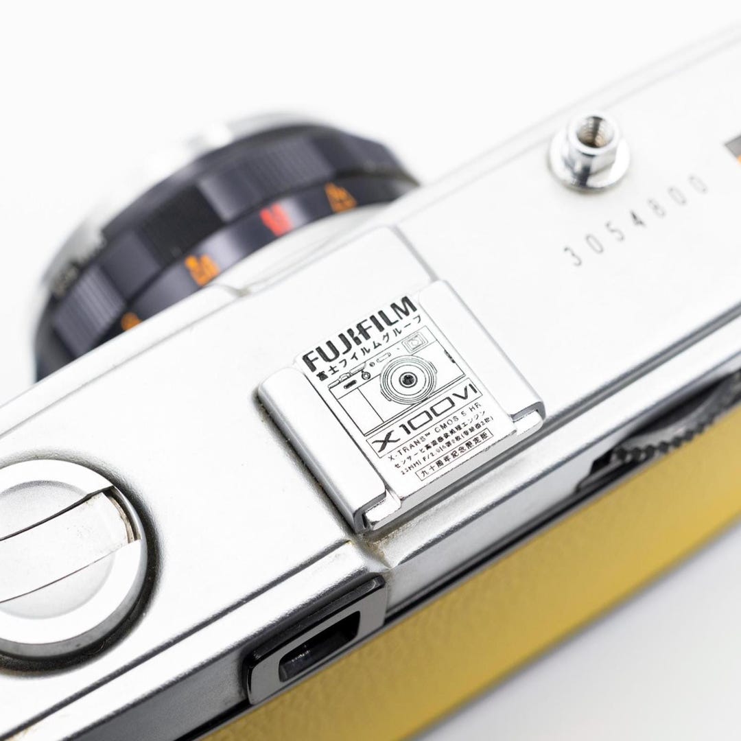 カスタムシルバー Fujifilm X100VIホットシューカバー：カメラ
