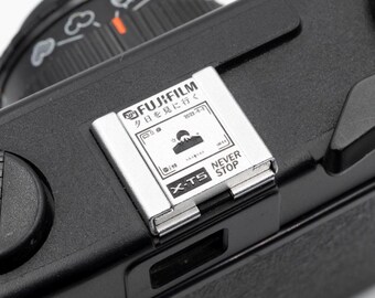 Anpassat silverfärgat Fujifilm X-T5 blixtskoskydd: Graverat kameratillbehör