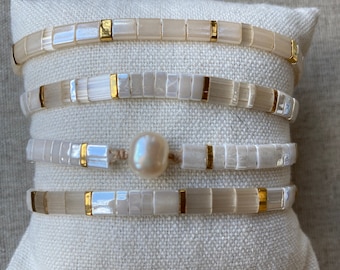 Miyuki Tila Tile Square Glass Bead verstelbare armband met 14K gouden accentkralen // stapelbaar delicaat