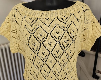 Lichtgewicht, mouwloze, handgebreide blouse van katoen met opengewerkt patroon. Maat S-M.