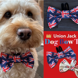 Può includere: Un cane con un papillon Union Jack. Il papillon è blu navy con un motivo a bandiera rossa e bianca. L'immagine mostra anche altri papillon con lo stesso design e il testo "Union Jack Dog Bow Tie".