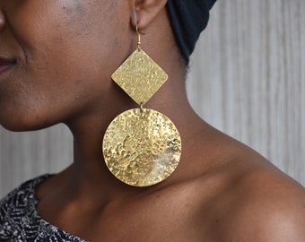 Orecchini in ottone da donna, gioielli in ottone africano, orecchini di dichiarazione in ottone fatti a mano, orecchini pendenti in ottone autentico, orecchini in ottone martellato