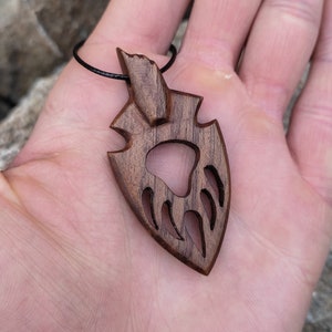 Bärenklaue Pfeilspitze Anhänger, handgeschnitzte hölzerne Pfeilspitze Halskette, hölzerne Bärenklaue Halskette, Tierpfoten Schmuck, geschnitzter hölzerner Anhänger
