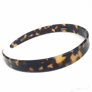 Wardani,1/2 French tortoiseshell headband with small teeth on the side for better grip ,1.5 cm Handmade in France Tokyo