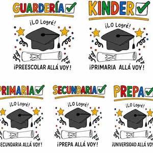 Puede incluir: Un conjunto de gráficos digitales con cinco diseños escolares que incluyen birretes, diplomas y estrellas. El texto incluye ¡LO LOGRÉ!, COLECCIÓN ESCOLAR, GUARDERÍA, KINDER, PRIMARIA, SECUNDARIA, PREPA y frases como ¡PREESCOLAR ALLÁ VOY! en fuentes coloridas.
