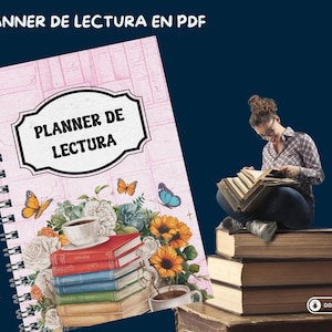 Op de afbeelding: Een roze planner met een spiraalbinding en de tekst "Planner de Lectura" in een witte banner. De planner is versierd met bloemen, vlinders en een kopje koffie. De planner ligt op een tafel met een stapel boeken.