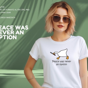 Może przedstawiać: Biała koszulka z kreskówkowym gęsiem trzymającym nóż i tekstem "Peace was never an option".