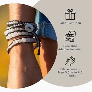 K&ouml;nnte beinhalten: Ein mehrreihiges Armband mit wei&szlig;en Perlen und einem silbernen Anh&auml;nger. Das Armband ist um das Handgelenk einer Person gewickelt. Das Bild enth&auml;lt Text, der "Great Gift Idea", "Free Size Adapter Included" und "Fits Women + Men 5.5 in to 8.5 in Wrist" lautet.