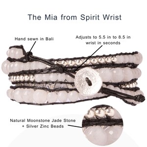 K&ouml;nnte beinhalten: Ein mehrreihiges Armband mit wei&szlig;en Mondstein-Jadeperlen und silbernen Zinkperlen. Das Armband ist handgen&auml;ht und von 5,5 bis 8,5 Zoll verstellbar.