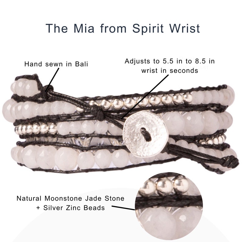 K&ouml;nnte beinhalten: Ein mehrreihiges Armband mit wei&szlig;en Mondstein-Jadeperlen und silbernen Zinkperlen. Das Armband ist handgen&auml;ht und von 5,5 bis 8,5 Zoll verstellbar.