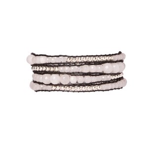 K&ouml;nnte beinhalten: Ein mehrreihiges Armband mit wei&szlig;en Perlen und silbernen Akzenten auf einem schwarzen Band.
