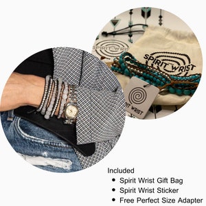 K&ouml;nnte beinhalten: Ein t&uuml;rkisfarbenes und braunes Perlenarmband mit einem silbernen Anh&auml;nger. Das Armband befindet sich in einem wei&szlig;en Kordelbeutel mit dem aufgedruckten Text "Spirit Wrist". Das Bild zeigt auch eine Person, die eine Uhr und mehrere Armb&auml;nder am Handgelenk tr&auml;gt.