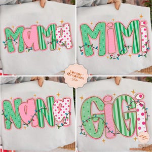 Puede incluir: Cuatro sudaderas blancas con texto bordado: "Mama", "Mimi", "Nana" y "Gigi". Cada palabra está en una fuente diferente, con colores verde y rosa, y decorada con luces de cadena. Las sudaderas son un diseño festivo navideño.