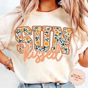 Embrassé de soleil png, preppy été png, fleurs rétro estivales png, coquette d&#39;été girly png, université d&#39;été png, bonjour l&#39;été png, ambiance estivale png